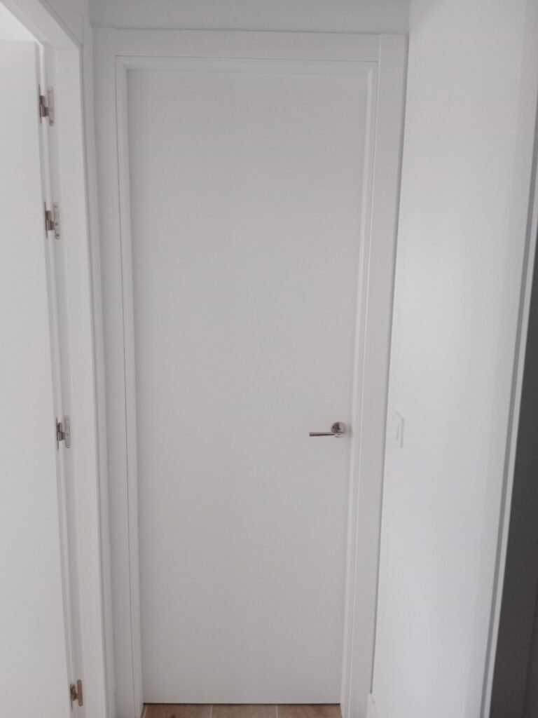 Puerta blanca cerrada