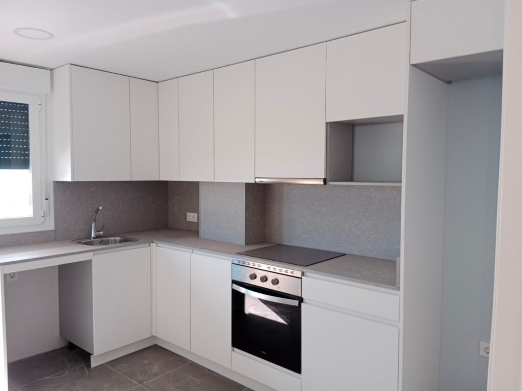 Cocina en L blanca