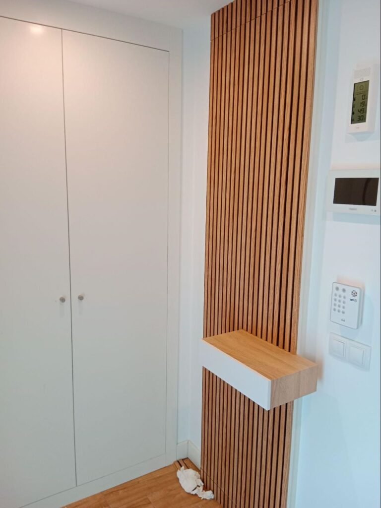 Estantería con mueble madera