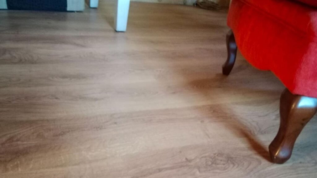 Piso madera con mueble