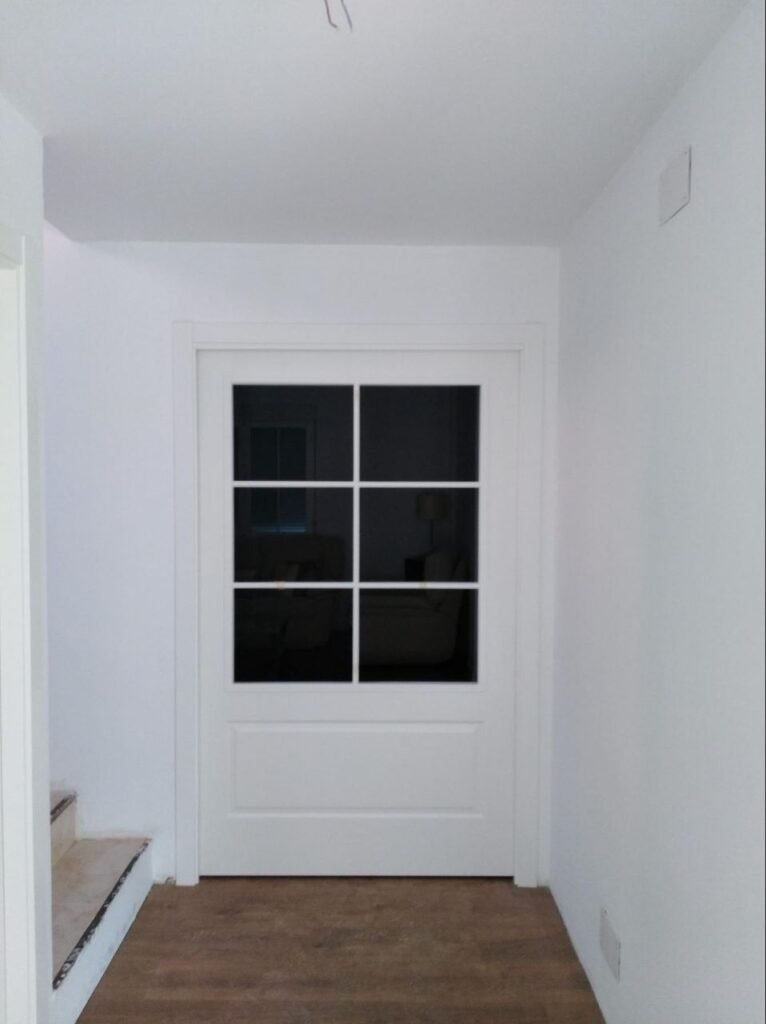 Puerta blanca con vidrio
